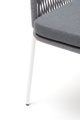 "Лион" стул плетеный из роупа, каркас из стали белый муар, роуп светло-серый круглый, ткань светло-серая